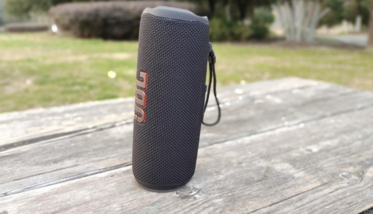 jbl flip6蓝牙音箱评测：任何位置都是c位！的第4张示图